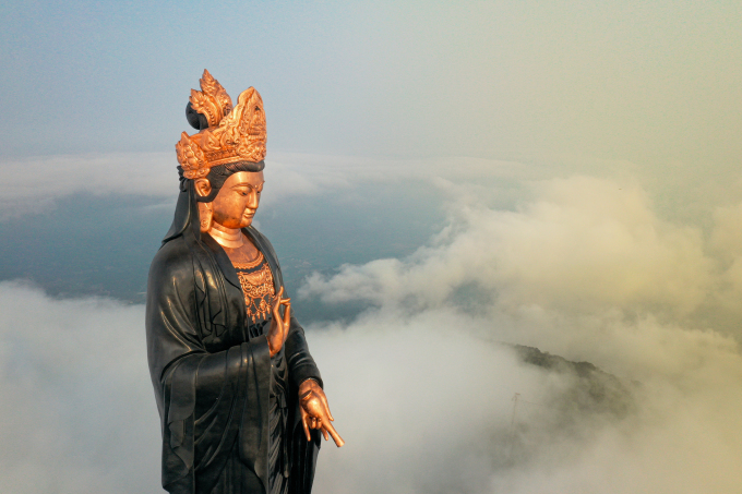Tượng Phật Bà trên đỉnh núi Bà Đen là một trong những điểm đến tâm linh nổi tiếng.